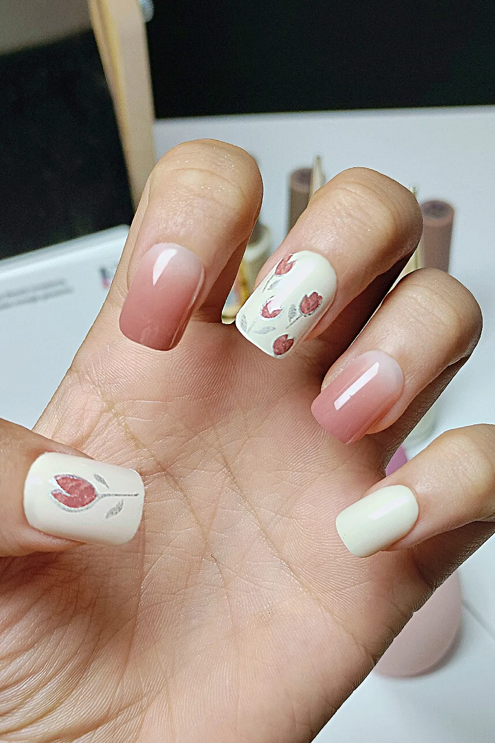 24-adet-lale-desenli-kisa-takma-tirnak-seti-r759 24-adet-lale-desenli-kisa-takma-tirnak-seti-r759