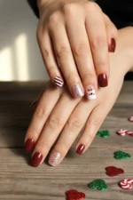 24-adet-yilbasi-desenli-kirmizi-kisa-takma-tirnak-seti-r618