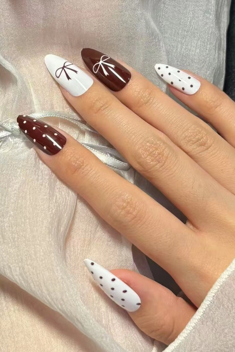 W1812-5_takma_tırnak_24adet_ Badem Tırnak 24 Adet Takma Tırnak Seti Beyaz ve Bordo Fiyonklu Orta Uzunlukta W1812 - Görsel 1